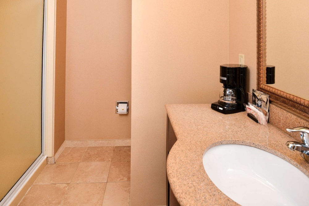 Room, 1 King Bed, Accessible (Hearing, Short) - Photo 4