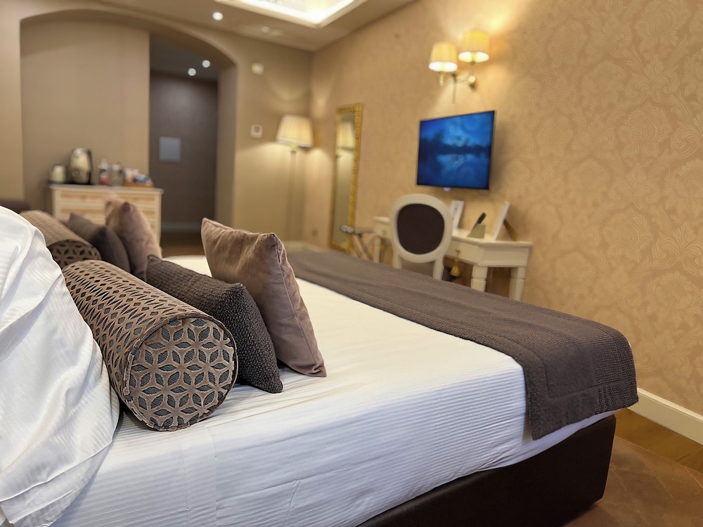 Junior Quadruple Room, 1 King Bed with Sofa bed, City View photo 2