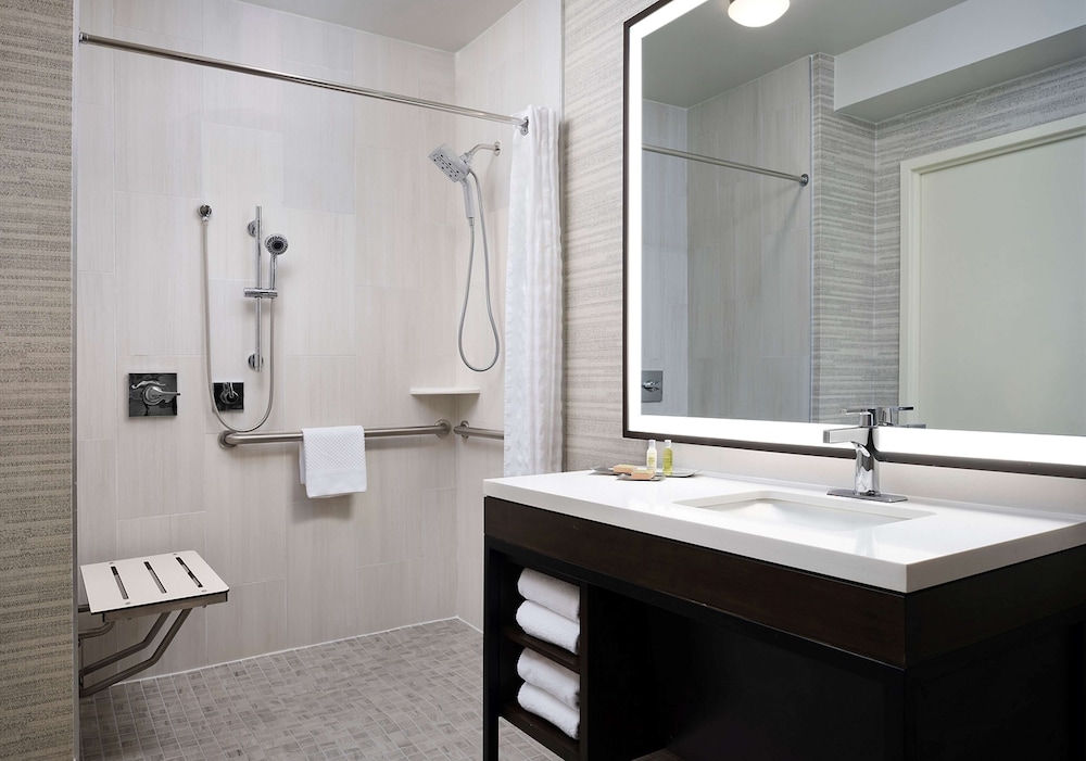 Room, 2 Queen Beds, Accessible (Mobility & Hearing, Roll-in Shower) - Photo 7