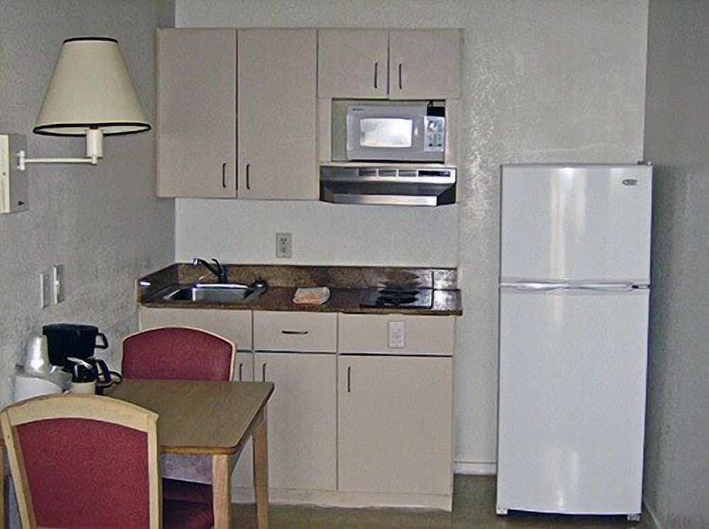 Room, 1 Queen Bed, Non Smoking, Kitchen photo 3