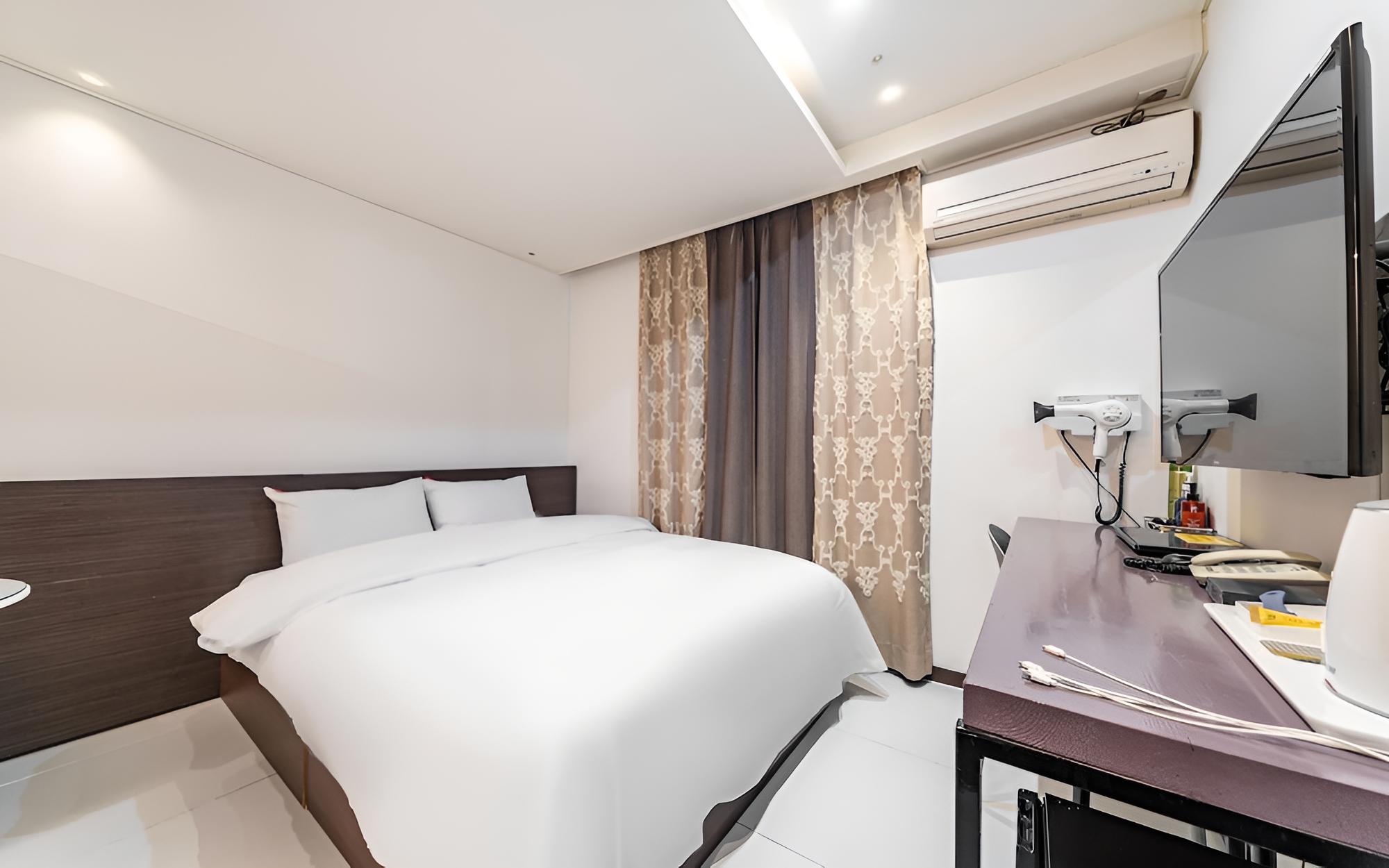 Room (Standard - Bathtub (Free Netflix avai) - Photo 2