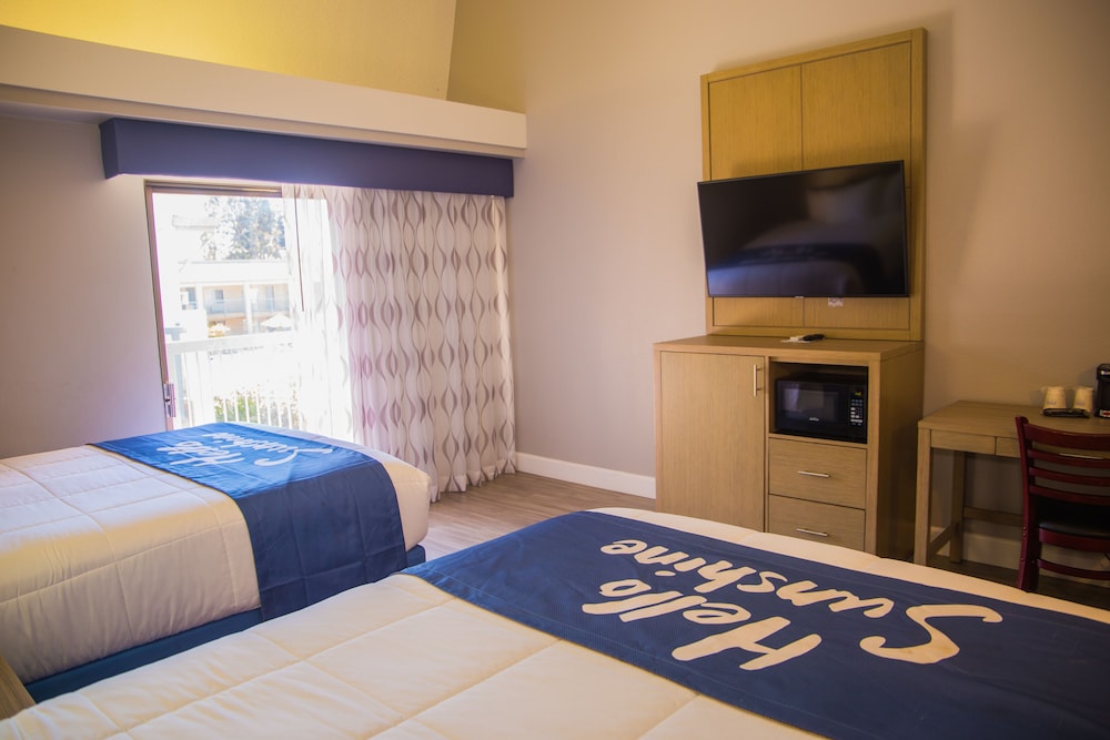 Standard Room, 2 Queen Beds, Balcony photo 2
