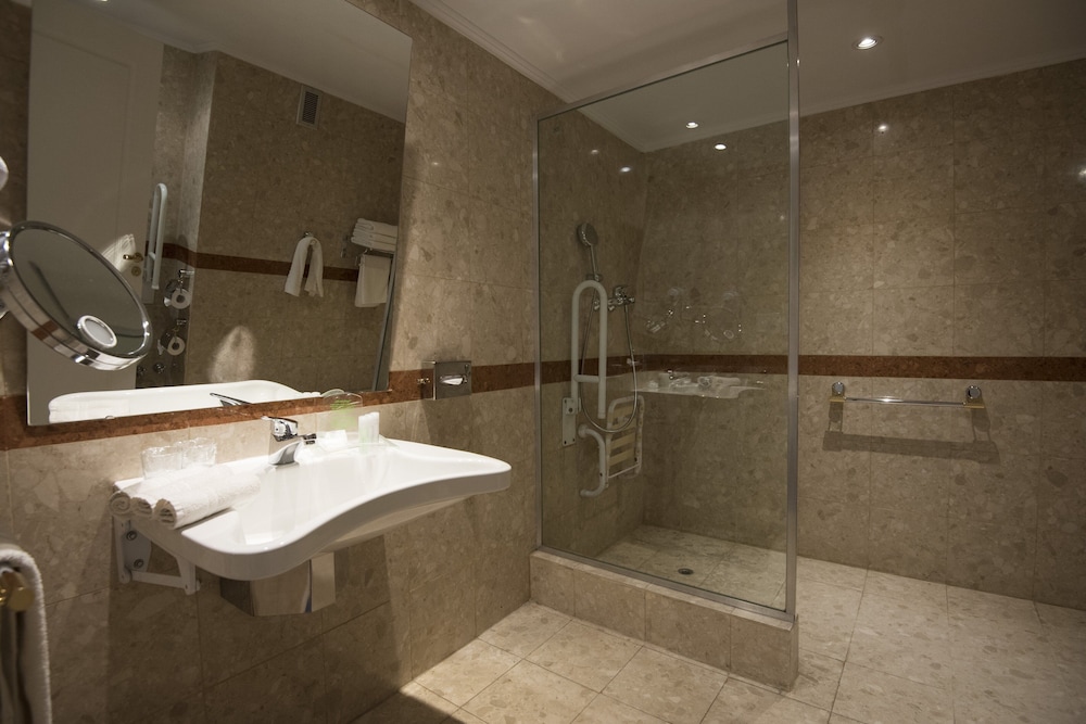 Standard Room, 1 King Bed, Accessible thumbnail 5