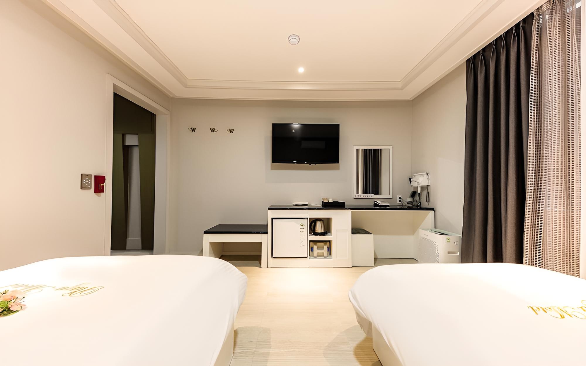 Room (Twin B-air purifier (Netflix personal) photo 3