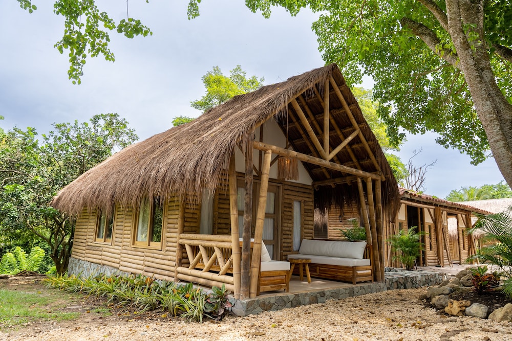 Luxury Cabin, Pool Access, Garden View