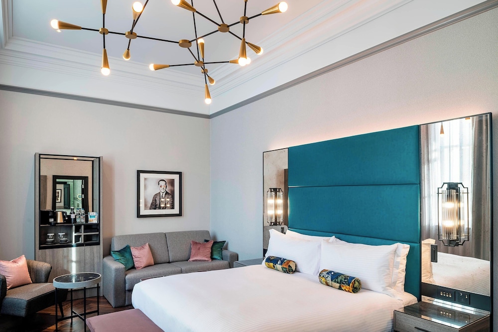 Suite, 1 King Bed with Sofa bed photo 1