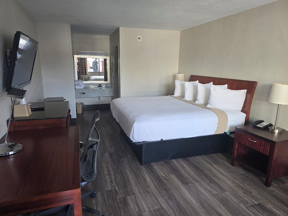 Standard Room, 1 King Bed - Photo 1