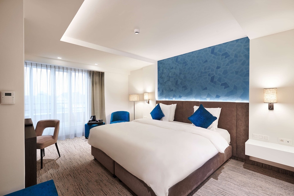 Junior Suite, 1 King Bed, Non Smoking, Jetted Tub photo 1