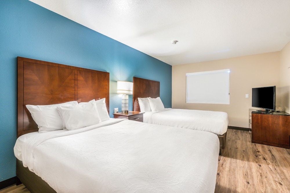 2 Queen Beds Separate Living Room photo 1