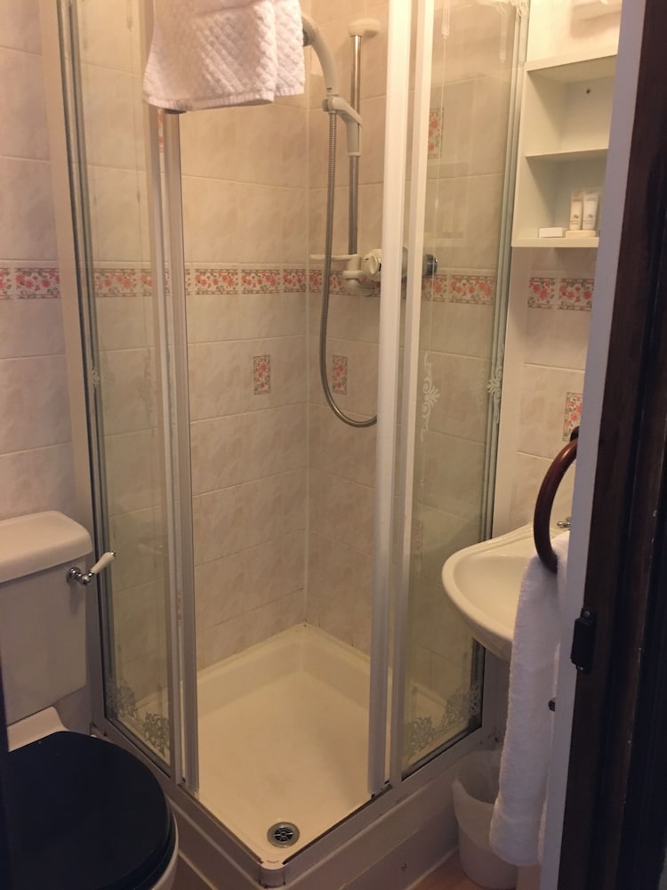 Single Room, 1 Twin Bed, Ensuite (Room 5, 2nd Floor, Rear Small) photo 3