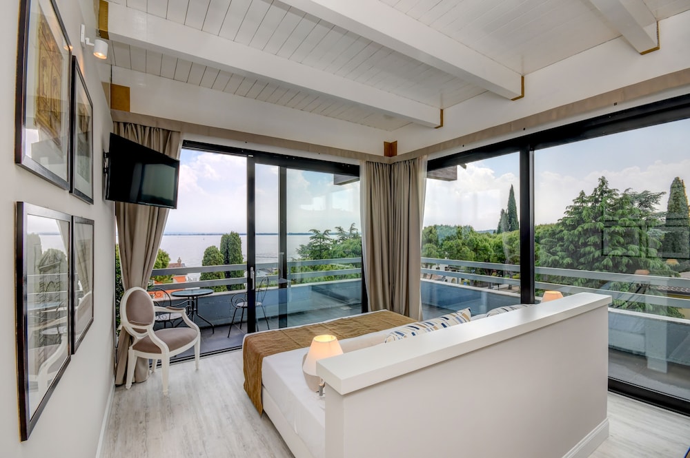 Deluxe Double Room, Balcony, Lake View