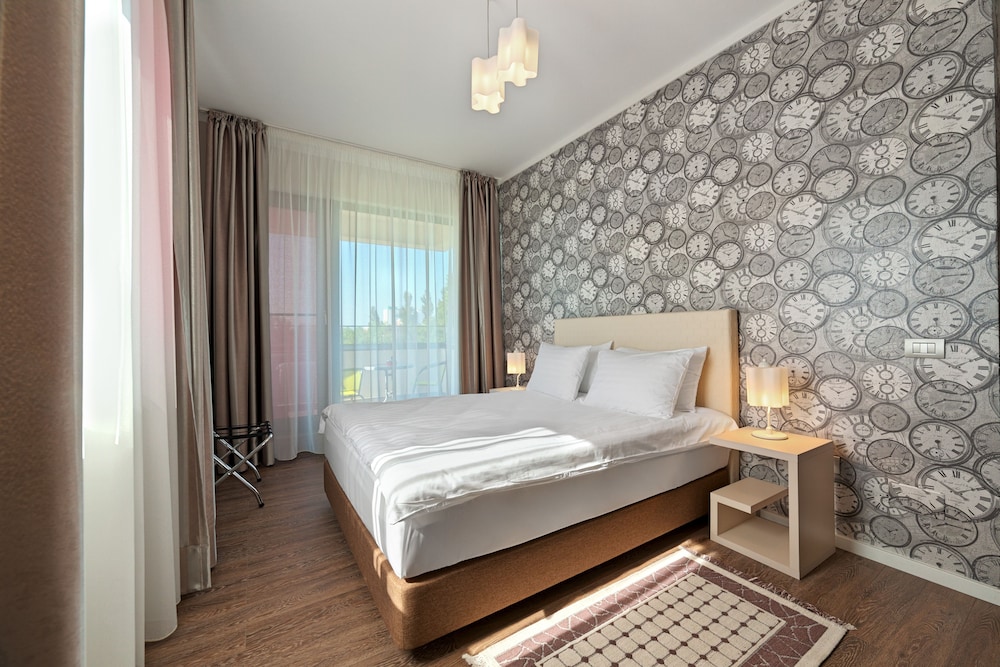 Apartment, 2 Bedrooms, Balcony, Partial Lake View photo 3
