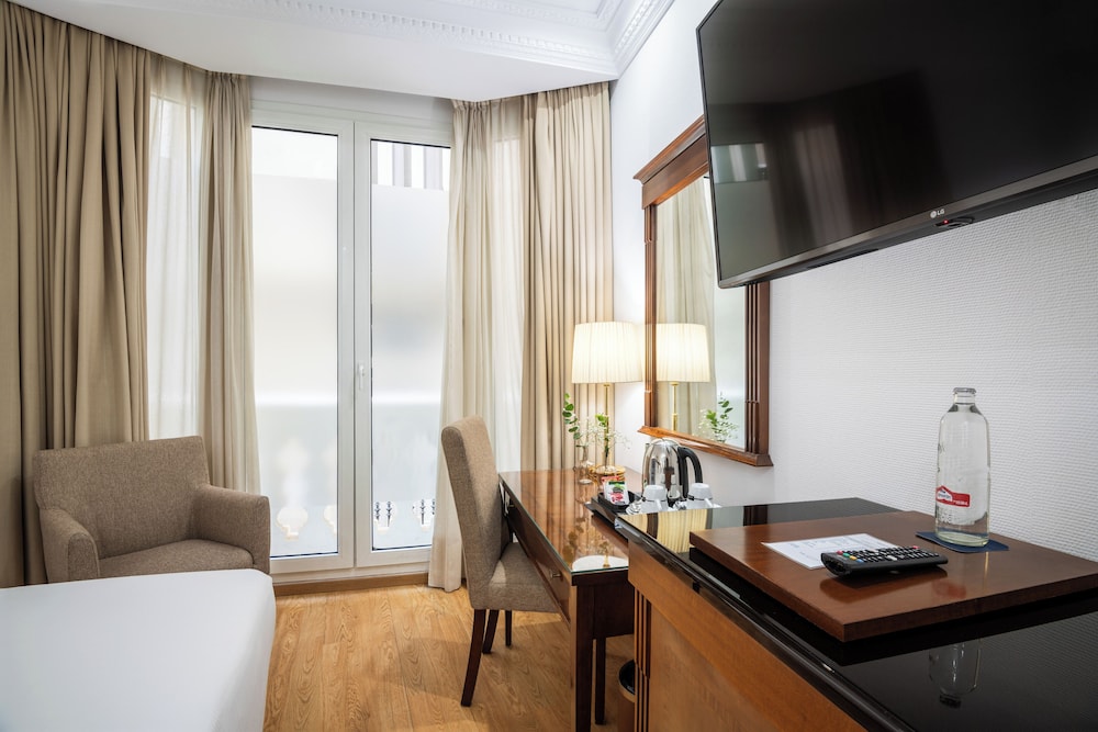 Classic Room (Plaza Views)