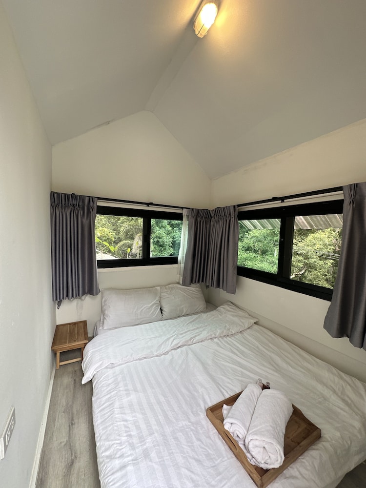 Tree House, Hill View photo 1