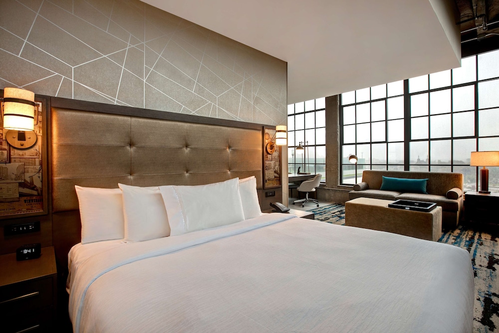 Room, 1 King Bed, Accessible (Roll-In Shower)