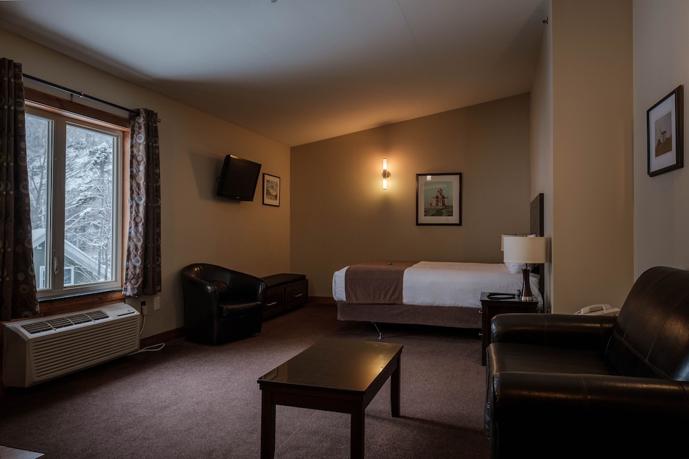 Deluxe Inn Suite photo 1