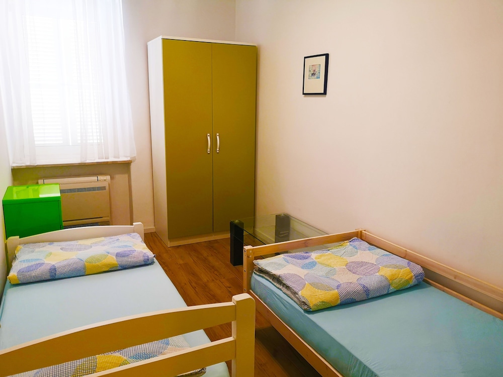 Room, 2 Twin Beds, Non Smoking, Shared Bathroom - Photo 5
