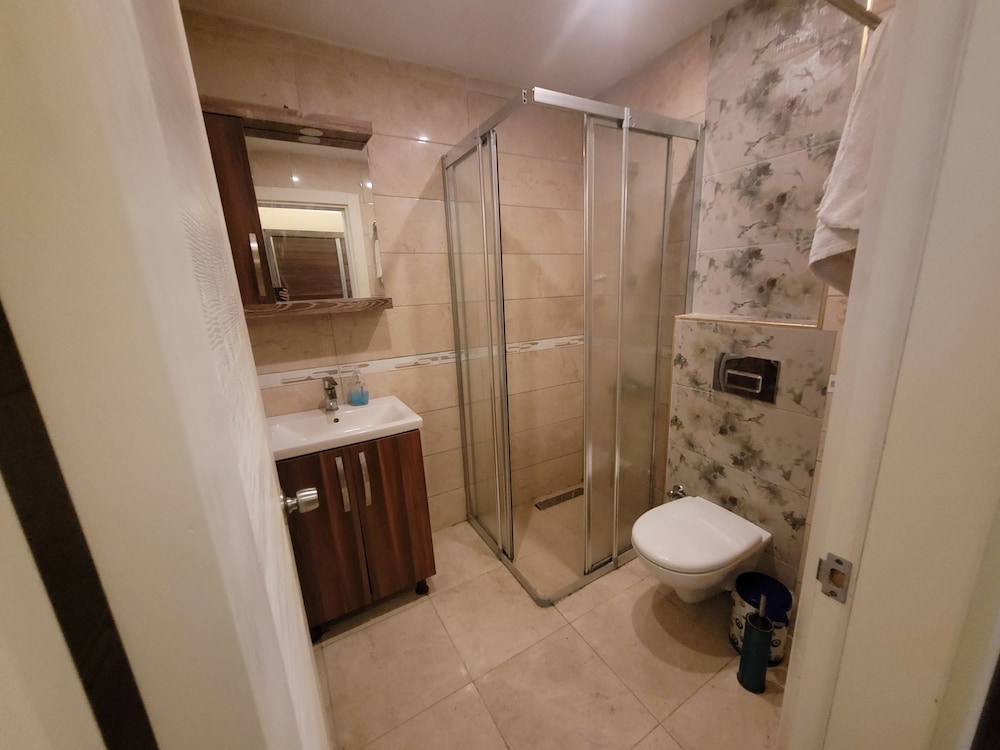 Economy Quadruple Room, 1 Bedroom, Non Smoking, Ensuite (Economy) photo 3