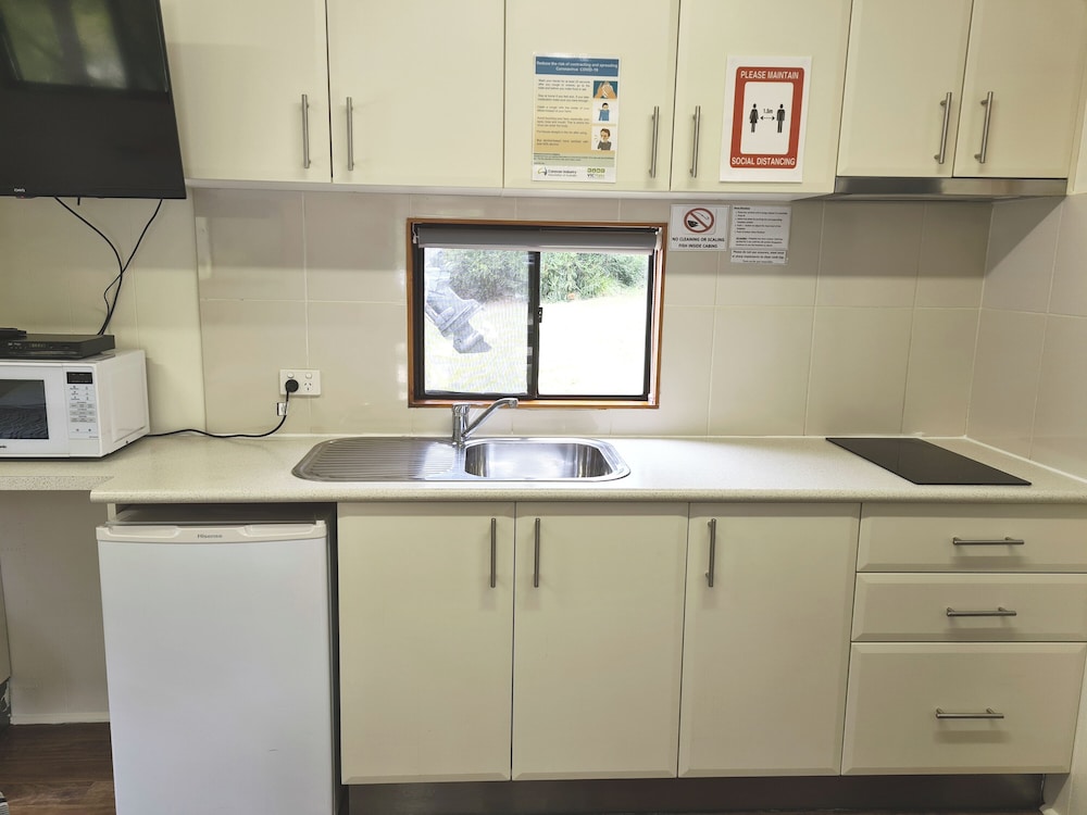 Cabin, Ensuite photo 3
