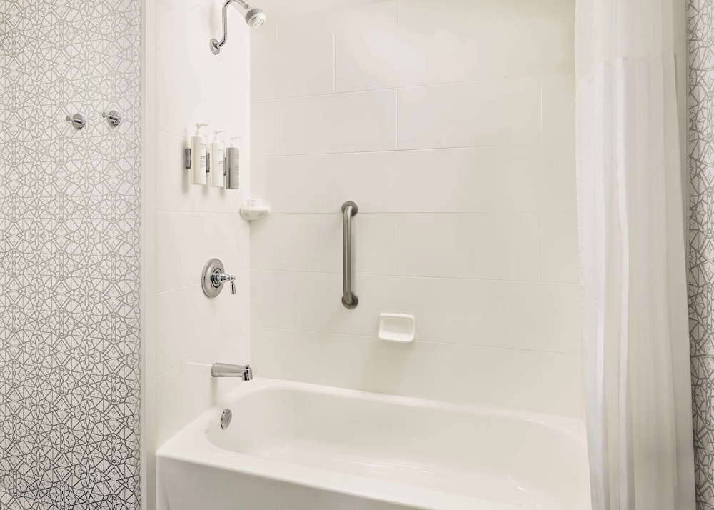 Room, 1 King Bed, Refrigerator - Photo 4