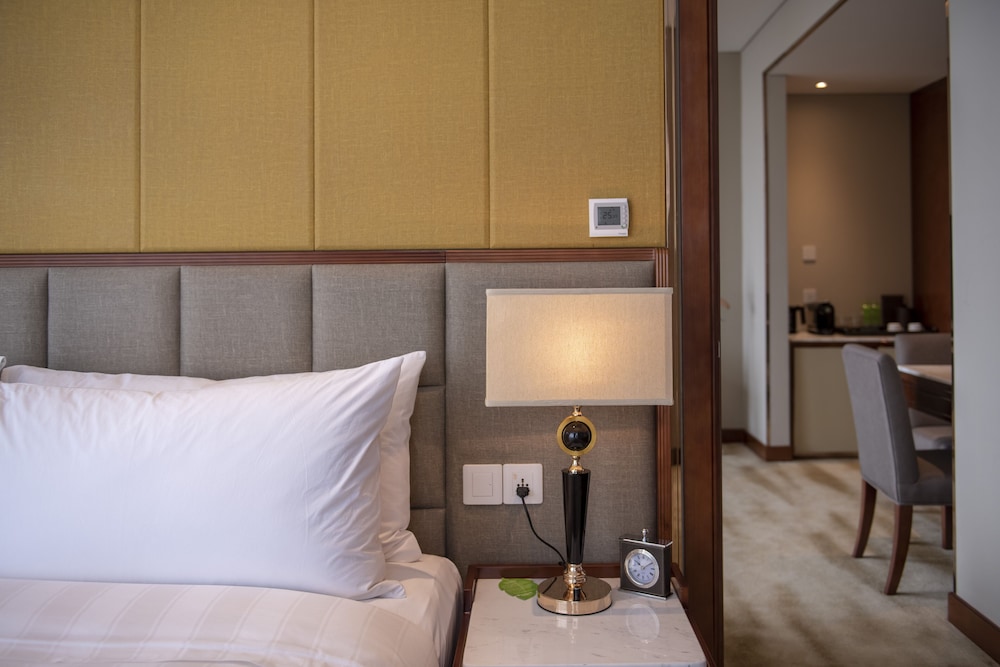 Deluxe Suite, 1 King Bed, Smoking photo 3