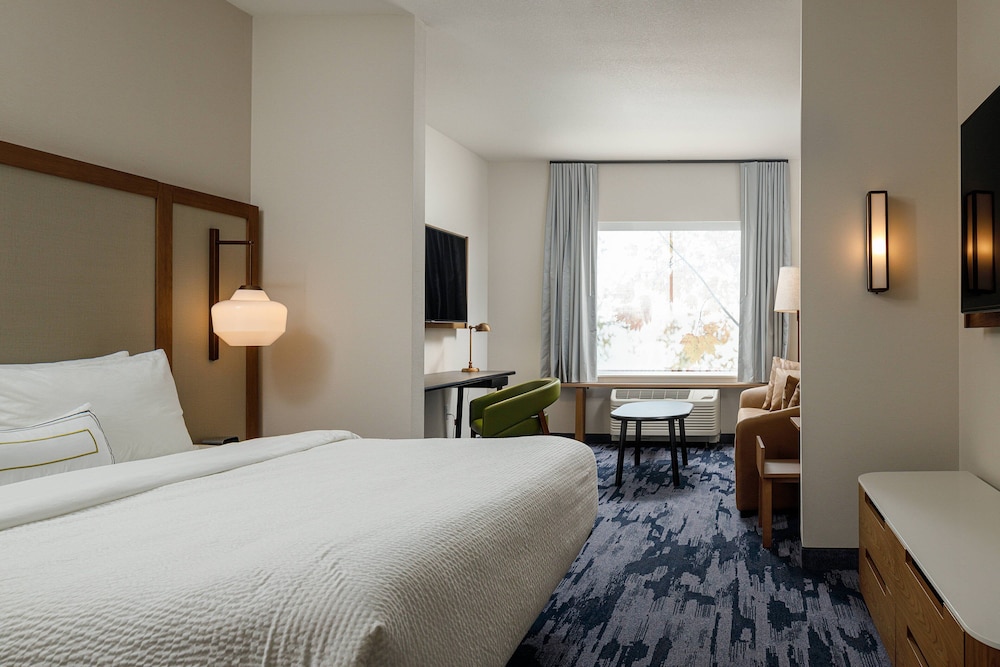 Suite, 1 King Bed photo 2