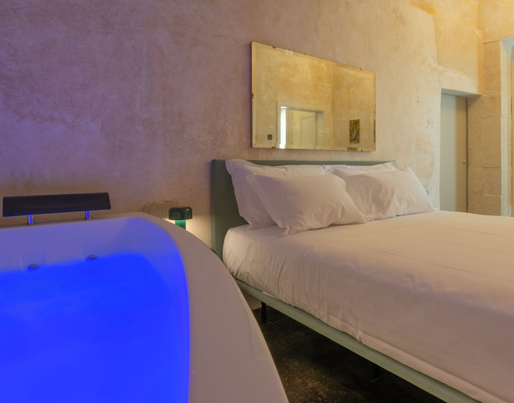 Luxury Suite, Courtyard View