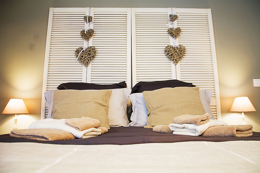 Family House / Superior Suite with Double to Triple Accommodation and Dining Area.