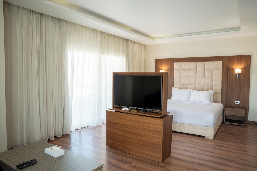 Deluxe King Room photo 3