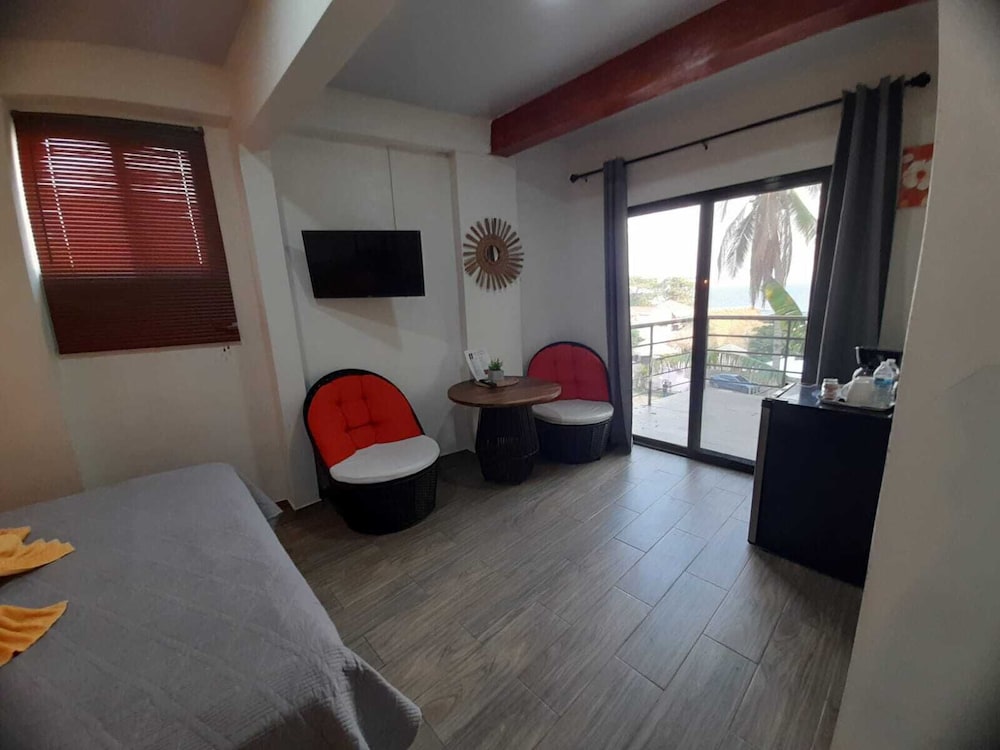 Comfort Room, 1 Queen Bed, Partial Ocean View photo 2