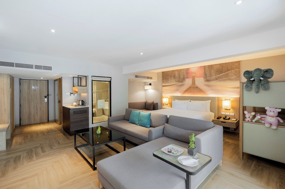 Family Suite, 1 King Bed, Balcony, Pool View photo 2