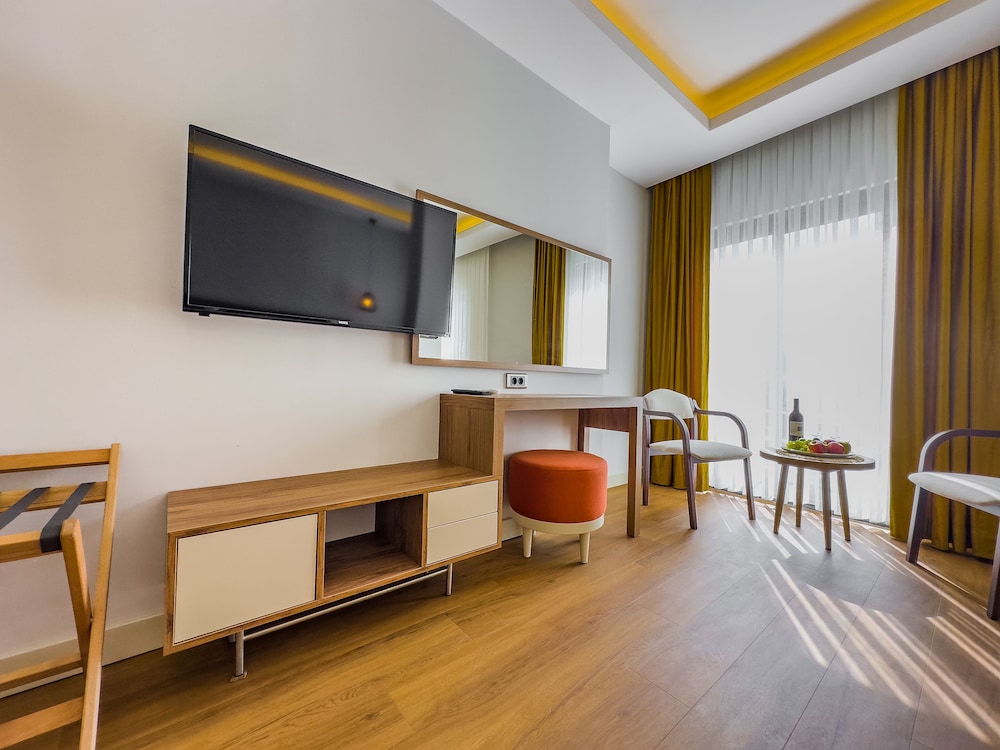 Deluxe Triple Room, Side Sea View - Photo 10
