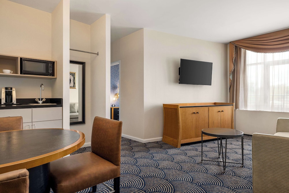 Suite, 1 King Bed, Non Smoking, Kitchenette