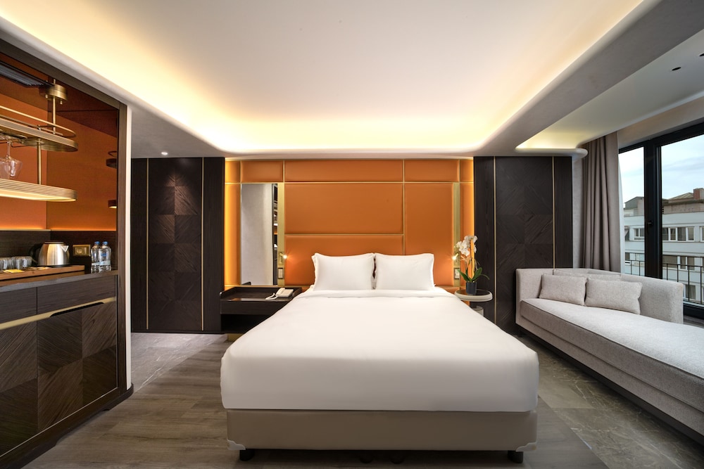 Bosphorus Junior Suite photo 3