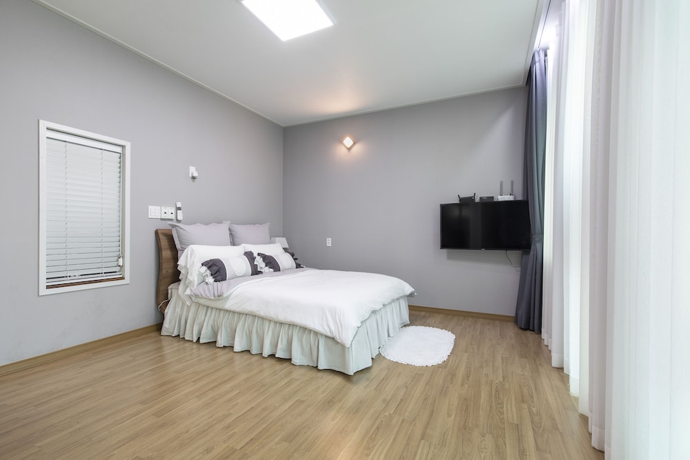 Basic Studio, 1 Queen Bed, Sea View (private whirlpool, 103) - Photo 17