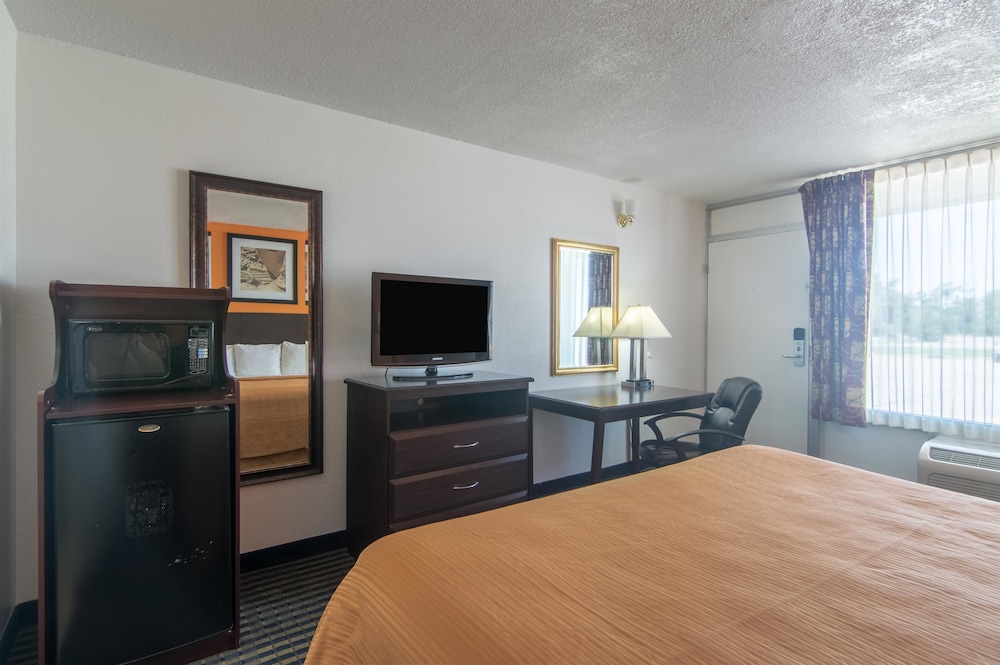 Deluxe Room, 1 Queen Bed, Non Smoking, Refrigerator & Microwave photo 2