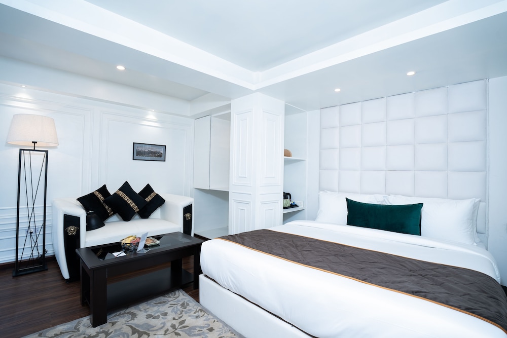 Premium Room with Bathtub - Photo 5