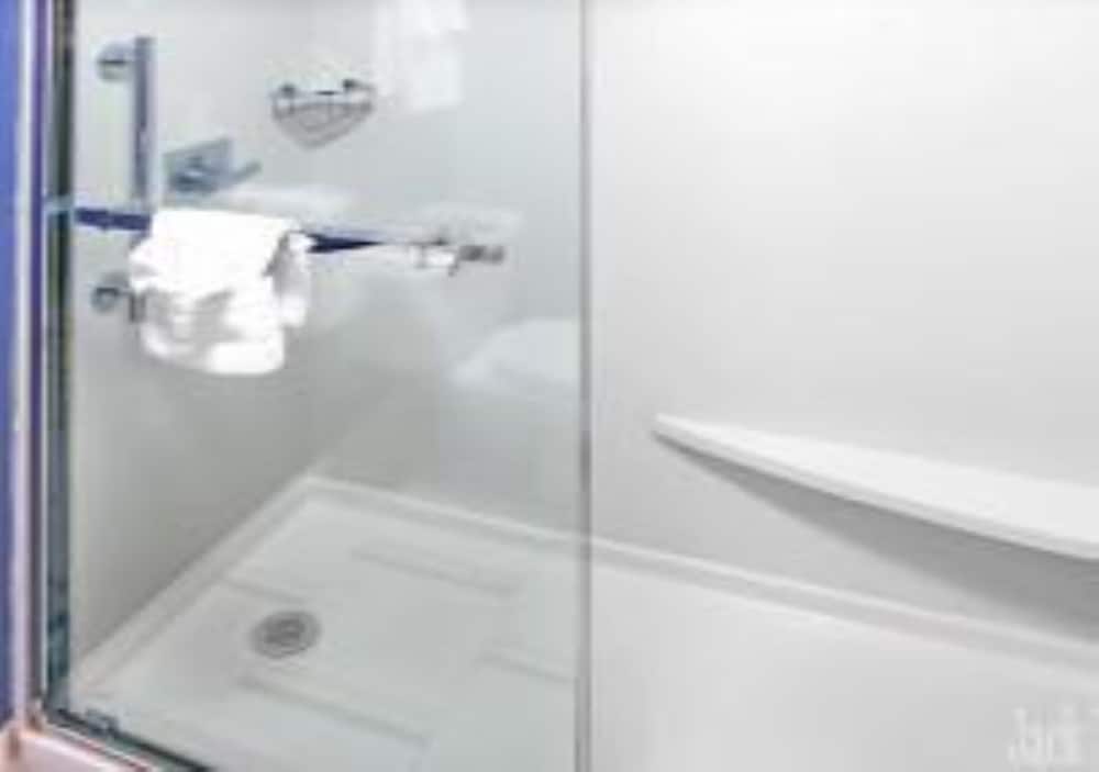 Room, 2 Double Beds - Photo 4