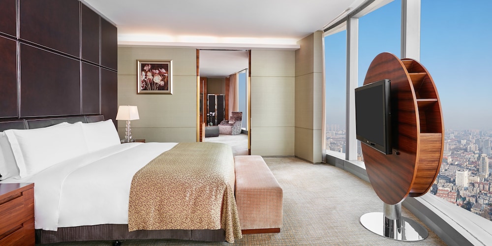 Suite, 1 Bedroom, Lake View - Photo 10