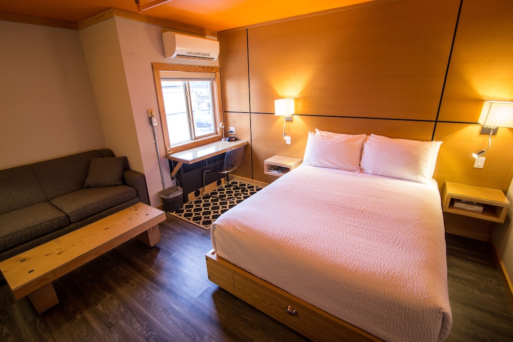 Deluxe Room, 1 Queen Bed with Sofa bed photo 2