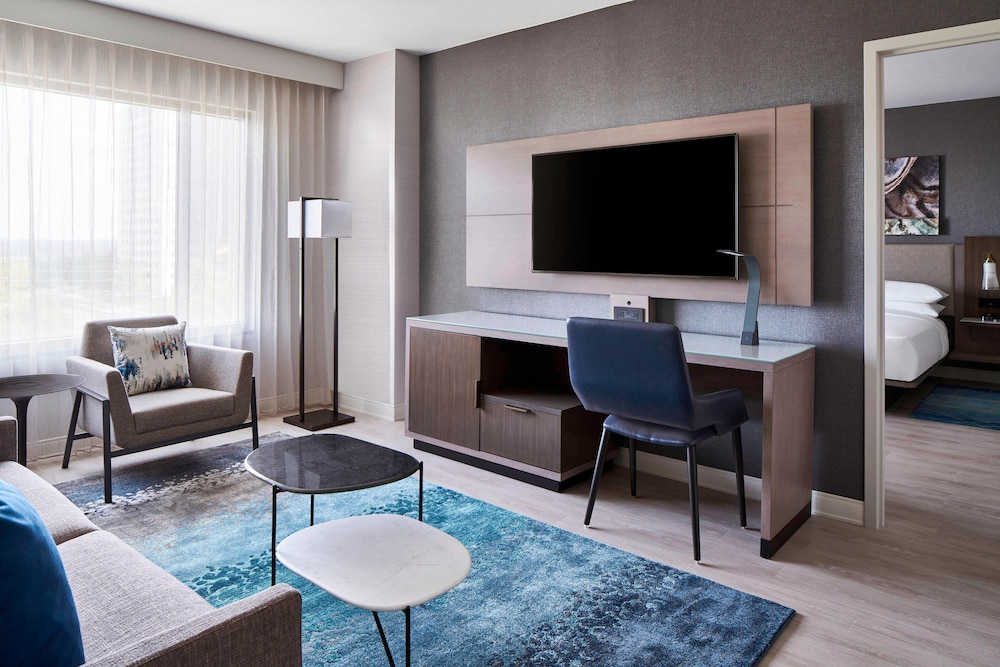Suite, 1 Bedroom - Photo 2