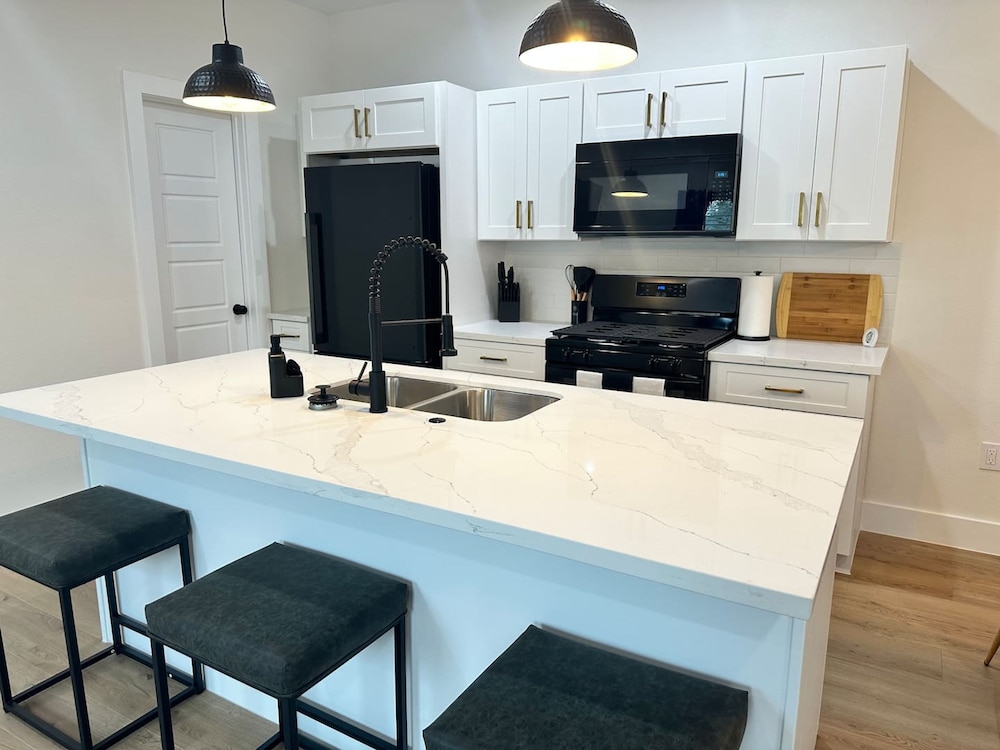 Cozy 3br Retreat With Yard, Billede 18