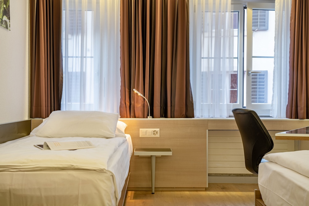 Standard Room, 2 Twin Beds - Photo 12