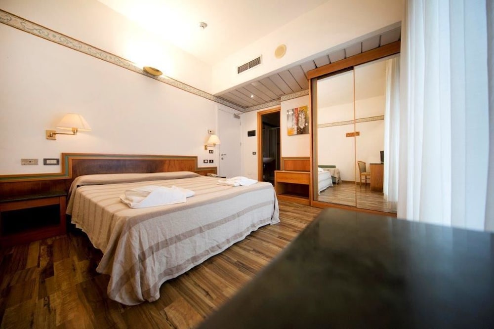 Double or Twin Room - Photo 4