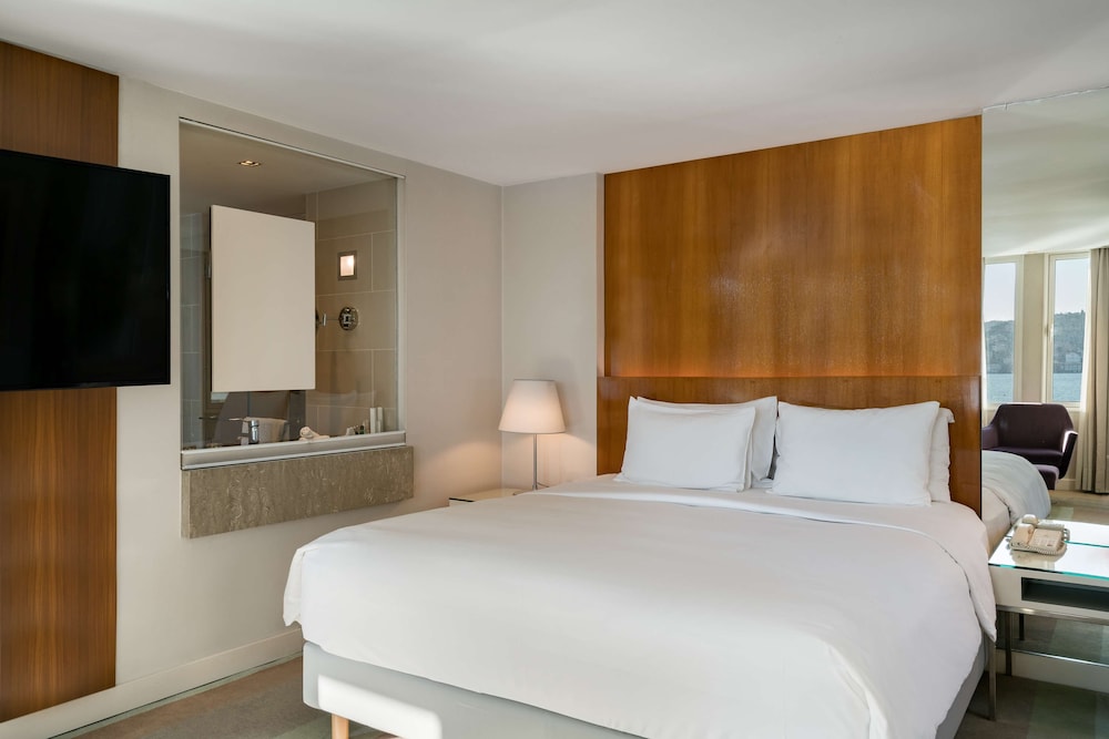 Junior Suite (Bosphorus View) photo 2