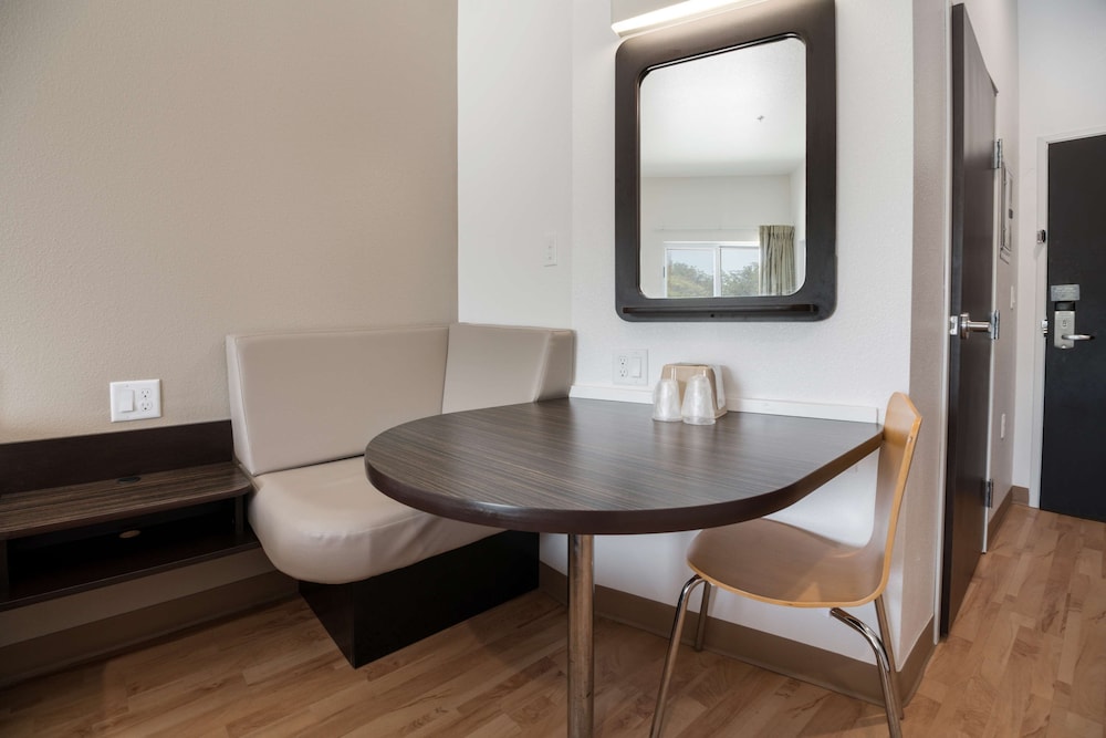 Deluxe Suite, 2 Queen Beds, Non Smoking, Kitchenette - Photo 2