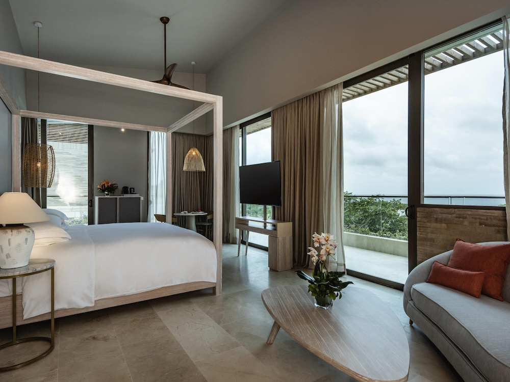 Emerald Ocean Suite, 1 King Bed photo 1