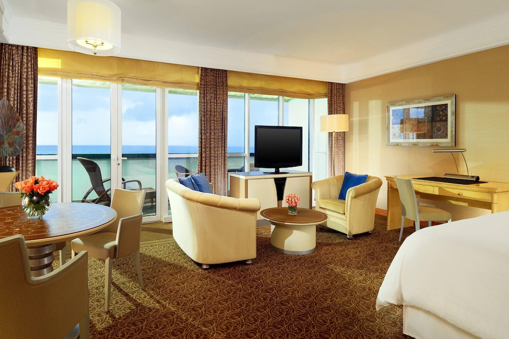 Executive Suite, 1 King Bed, Balcony, Sea View - Photo 4