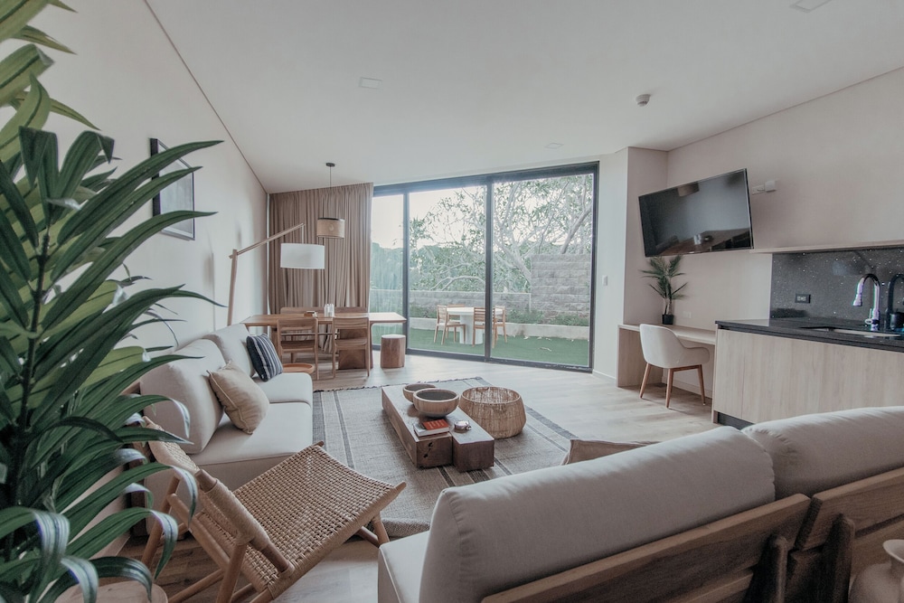 Luxury Studio Suite, Beach View photo 1