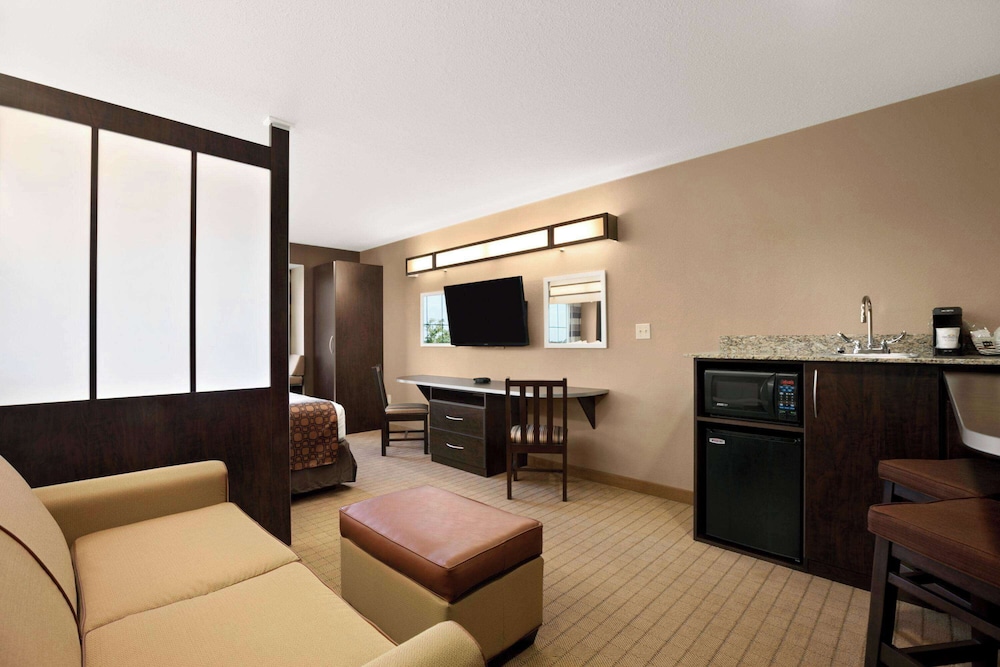 Suite, 1 King Bed, Non Smoking photo 1